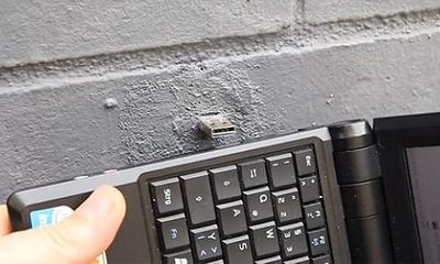 Có gì bên trong những chiếc USB giấu trong các bức tường khắp thế giới?