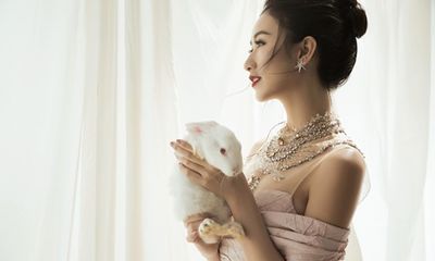Á hậu Hà Thu tiễn năm 2016 bằng bộ ảnh ma mị cùng bầy thỏ trắng