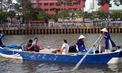 Thuyền du lịch trên kênh Nhiêu Lộc - Thị Nghè bị ném đá