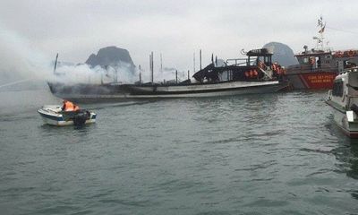 Quảng Ninh: Cháy tàu du lịch, hàng chục du khách chạy tán loạn