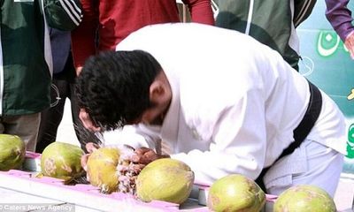 ‘Dị nhân’ lập kỷ lục dùng đầu đập vỡ hơn 43 trái dừa trong 1 phút