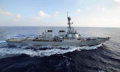 Khu trục hạm Mỹ liên tục bắn cảnh cáo 4 tàu tấn công nhanh của Iran