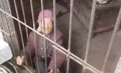 Con trai và con dâu nhốt mẹ già 92 tuổi trong phòng như chuồng lợn gây phẫn nộ