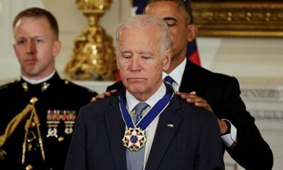 Phó Tổng thống Mỹ Biden bật khóc trước món quà từ ông Obama