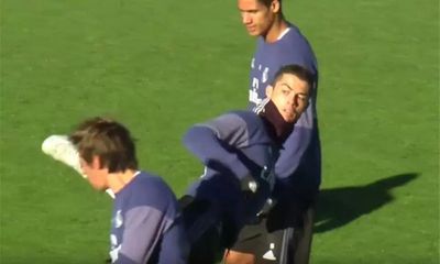 Ronaldo suýt tung kung-fu trúng mặt đồng đội trên sân tập