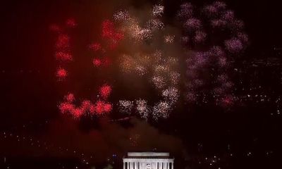 Mỹ bắn pháo hoa hình chữ 'USA' trong buổi hoà nhạc chào mừng Donald Trump