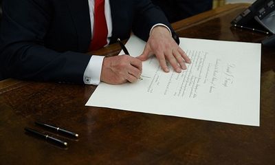 Tổng thống Donald Trump ký sắc lệnh đầu tiên, bãi bỏ di sản của ông Obama
