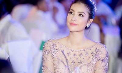 Hoa hậu Phạm Hương diện đầm như công chúa dự show cuối trong năm