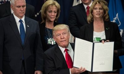 Trump ký sắc lệnh xây tường biên giới với Mexico