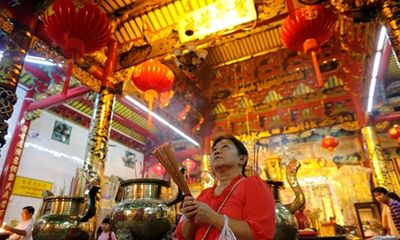 Người dân châu Á đi chùa cầu năm mới may mắn, bình an