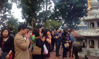 Hàng trăm người đi lễ ở Hà Nội trong ngày làm việc đầu tiên