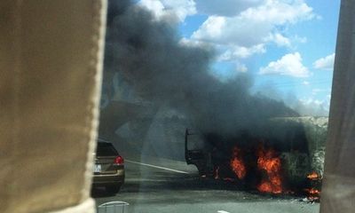 Xe khách bốc cháy dữ dội trên cao tốc ở Long An