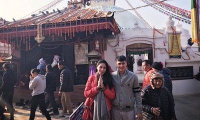 Vợ chồng Công Vinh - Thủy Tiên lễ Phật ở Nepal dịp đầu xuân