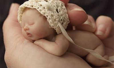 Ngỡ ngàng trước hình ảnh những em bé sơ sinh nhỏ hơn cả bàn tay siêu đáng yêu