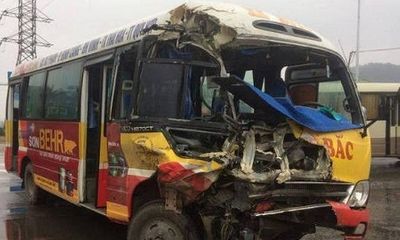 Xe buýt đâm xe tải nát đầu, 40 hành khách hoảng loạn