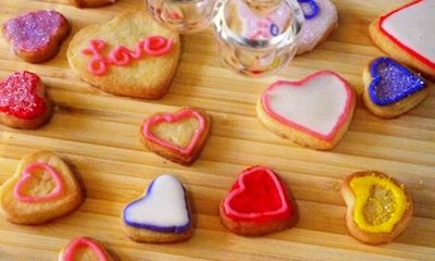 Trổ tài làm bánh quy bơ giòn tan thơm phức nhân ngày Valentine