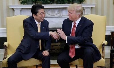 Tổng thống Donald Trump khen Thủ tướng Shinzo Abe tay khoẻ