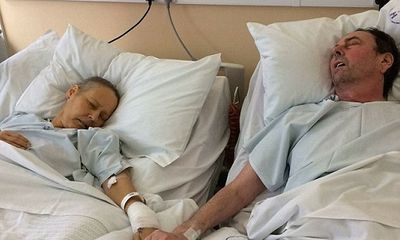 Cặp vợ chồng mắc ung thư nắm chặt tay nhau lúc qua đời 