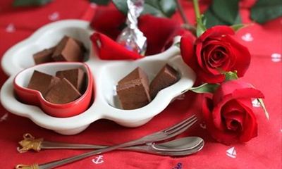 Vì sao hoa hồng và socola là hai món quà chính trong ngày Valentine?