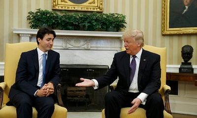 Thủ tướng Canada bị chụp ảnh bĩu môi khi bắt tay Tổng thống Trump
