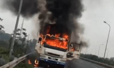 Xe tải bốc cháy dữ dội trên đại lộ Thăng Long