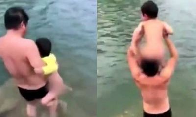Người cha ném con xuống nước để tập bơi gây xôn xao