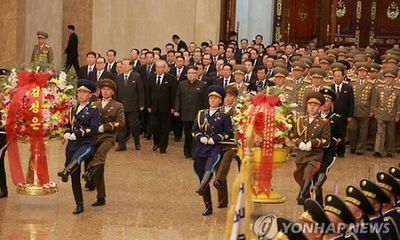 Lãnh đạo Triều Tiên Kim Jong-un viếng lăng cha