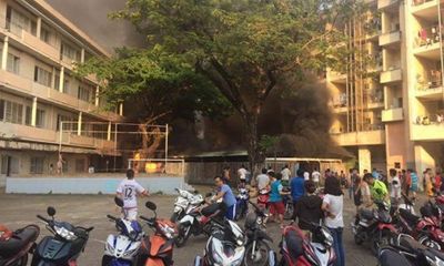 Nhà xe ký túc xá Đại học Y Dược bốc cháy, hàng chục xe máy bị thiêu rụi