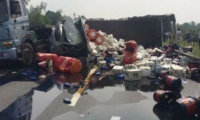 Cao tốc Hà Nội - Thái Nguyên tê liệt sau tai nạn container và xe chở dầu