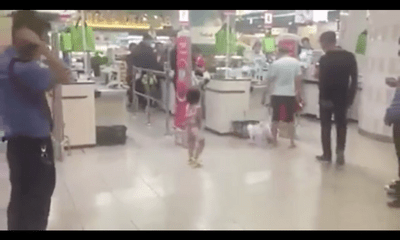 Bé gái bị mẹ đánh ngã sấp mặt ở siêu thị vì làm mất gói kẹo