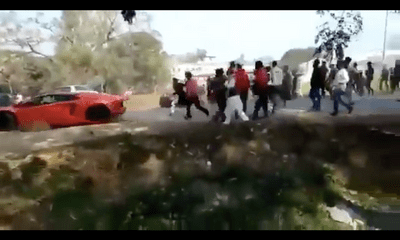 Lamborghini Aventador và Ferrari 458 ăn “mưa” gạch đá từ dân địa phương
