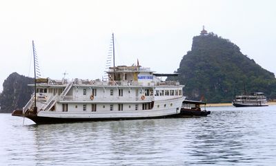 Tàu chở 45 khách nước ngoài bục đáy trên vịnh Hạ Long