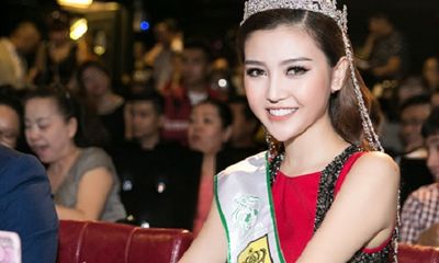 Hoa hậu Ngọc Duyên đội vương miện lộng lẫy đi chấm thi sắc đẹp