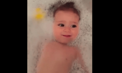 Em bé tắm nghịch trong nước vô cùng đáng yêu