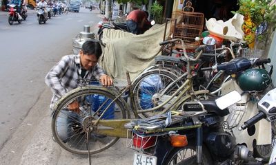 Cảm phục anh thợ sửa xe 12 năm tặng gần 200 xe đạp cho học sinh nghèo