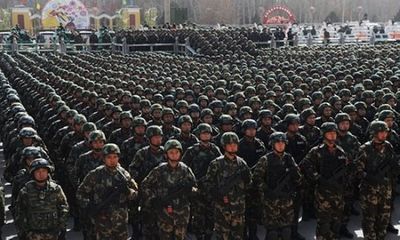 Trung Quốc: 10.000 cảnh sát vũ trang chống khủng bố diễu hành tại Tân Cương