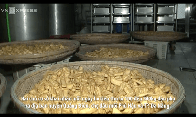 Sản xuất đậu phụ pha thạch cao cạnh nhà vệ sinh ở Huế