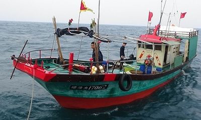 Truy đuổi, bắt giữ 2 tàu cá Trung Quốc xâm phạm vùng biển Việt Nam