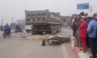 Hà Nội: Xe máy đâm xe tải, 2 người thiệt mạng