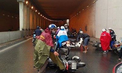 Hà Nội: Nhiều người đi xe máy ngã nhào trong hầm chui Kim Liên
