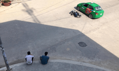 Sau va chạm giao thông, 2 thanh niên ngồi 'tâm sự' chờ CSGT đến giải quyết
