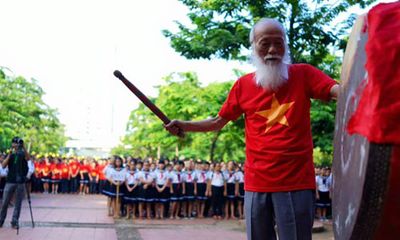 Hơn 3.000 học sinh hát chúc thầy Văn Như Cương mau khỏe