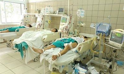 Hà Nội: 7 sinh viên nhập viện vì ngộ độc methanol