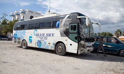 Định bỏ trốn sau tai nạn, tài xế xe buýt đâm vào đám đông làm 33 người chết