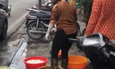 Phát hoảng clip rửa lòng lợn bằng chân tại quán ăn ở phố cổ Hà Nội