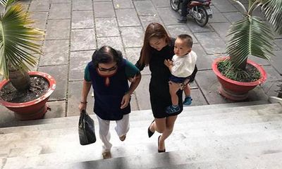 Phi Thanh Vân ôm con trai đến tòa, Bảo Duy vắng mặt trì hoãn ly hôn