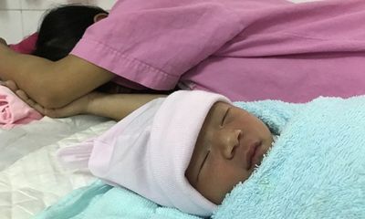 Vụ bé gái sơ sinh bị bỏ rơi ở Sài Gòn: Người mẹ quay lại cho con bú