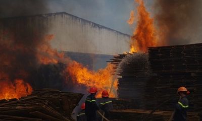 Hỏa hoạn thiêu rụi xưởng chế biến gỗ ở Bình Định