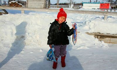 Bé gái 4 tuổi vượt hoang mạc tuyết Siberia đầy chó sói để cứu bà