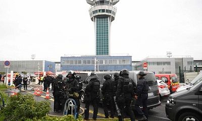 Công bố video cướp súng giằng co 3 phút với nữ cảnh sát ở sân bay Paris